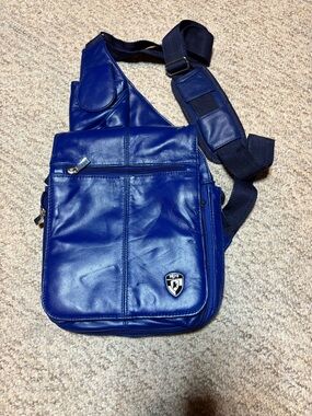 Heys Leather Blue Womens/ Men's Crossbody Sling Bag.